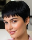 Pixie cut met korte pony