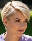 Kort platinablond haar