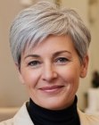 Hedendaagse pixie cut voor grijs haar