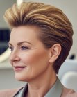 Achterovergekamde pixie voor oudere vrouwen