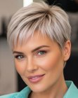 Pixie coupe voor blond haar