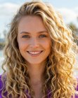 Lang blond haar met  spiraalkrullen