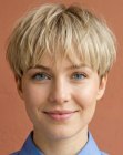 Blond haar in een pixiecut