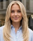 Steil blond haar met een middenscheiding