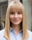 Blond haar met een zachte pony