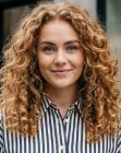 Blond haar met natuurlijke krullen