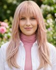 Lang blond haar met roze tinten