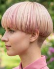 Kort blond haar met roze highlights
