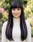 Zwart haar met roze highlights