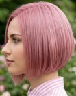 Roze haar in een korte bob