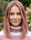 Lang haar met een roze tint