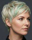 Blond haar met mintgroene lokken