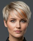 Blonde korte coupe met een koperen accent