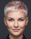Ultrakort blond haar met roze accenten