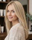 Bijna tot halverwege de rug blond haar