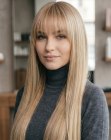 Blond haar tot onder de heupen