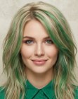 Blond haar met groene highlights