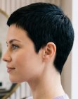 Zwarte pixie coupe