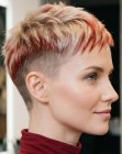 Ultrakort blond haar met rode accenten