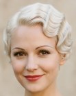 Jaren 30 platinablond haar