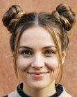 Opgestoken haar met space buns