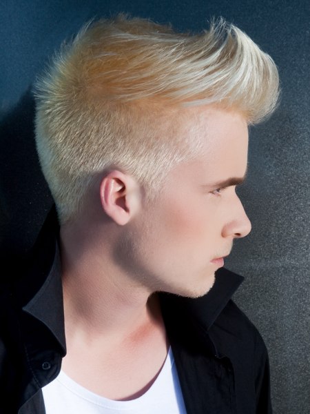 Blonde haarsnit voor mannen met de achterkant met de tondeuse | Zijaanzicht