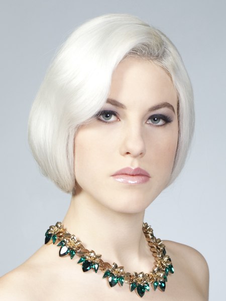 Kinlange platina blonde bob