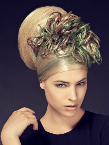 Opsteekkapsel met blond haar met een groene toon