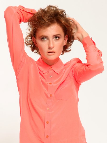 Trendy zijden blouse met dichtgeknoopt boordknoopje