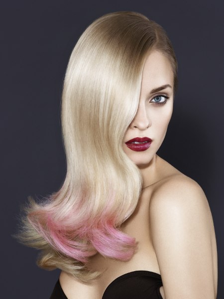 Blond haar gekleurd met roze haarkrijt