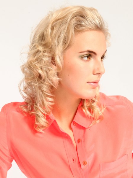 Blond haar met romantische spiraalkrullen