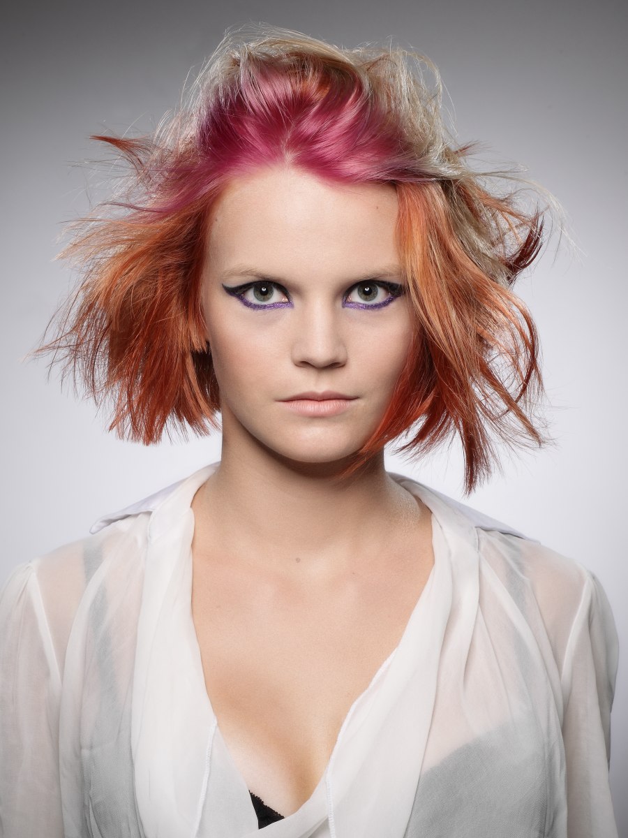 vriendelijke groet Aankondiging Geweldig Kort haar met wilde styling en haarkleuren in roze en fuchsia