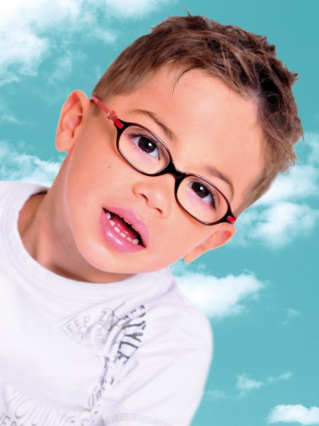 Sportief kapsel voor kleine jongens met een bril