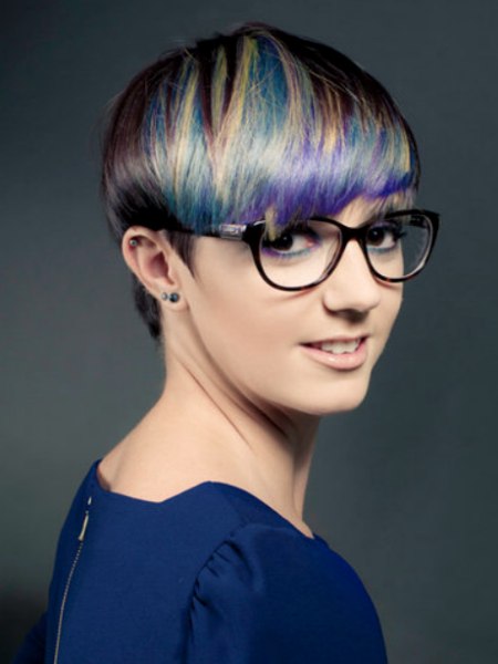 Haarkleur met blauwe en paarse tinten
