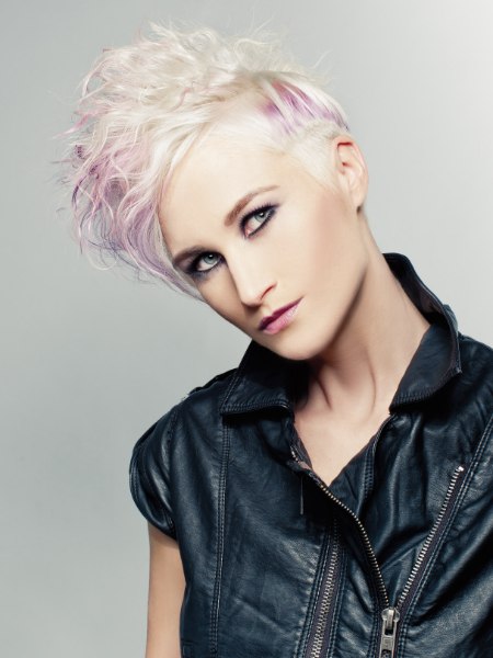 Punk stijl met blond en paars haar