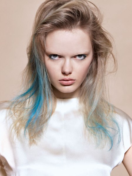 Blond haar met een spat blauwe haarverf