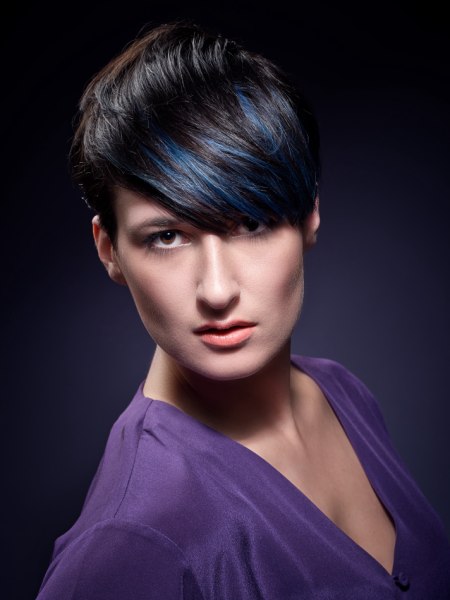 Zwart haar met blauwe kleuraccenten