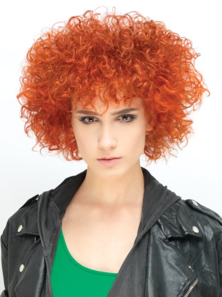 Oranje haar met krullen