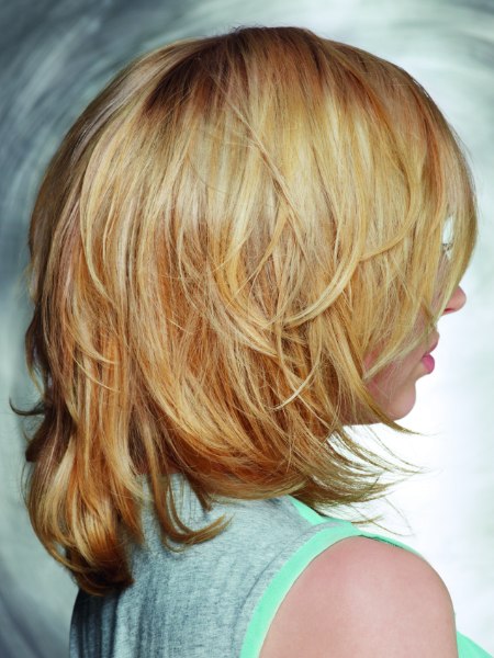 Halflang blond haar met lagen