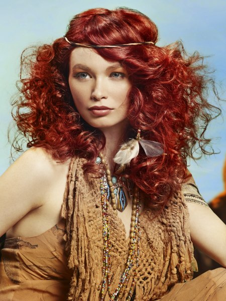 Rood haar met krullen en een haarband