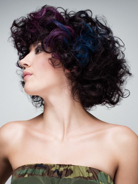 Zwart haar met accentkleuren in blauw en paars