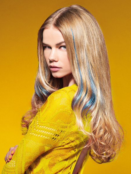 Lang blond haar met blauwe stroken