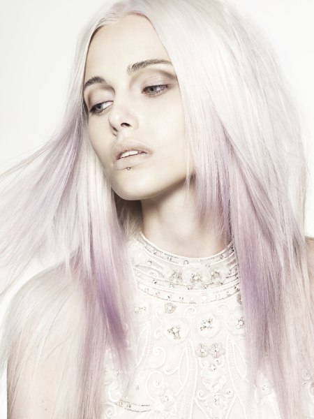 Lang blond haar met een paarse tint