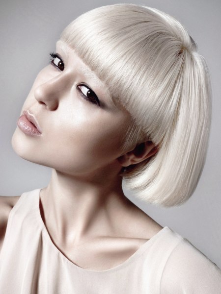 Korte blonde bob met een steile pony