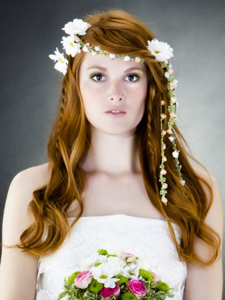 Bruidskapsel met bloemen in het haar