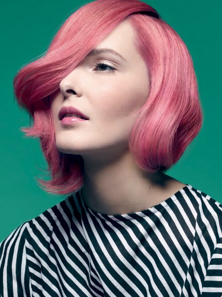 Kapsel met een roze haarkleur