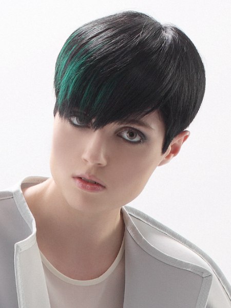 Kort zwart haar met een groene kleurstrook