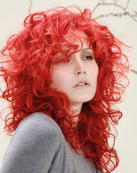 Lang vrouwelijk kapsel voor rood haar