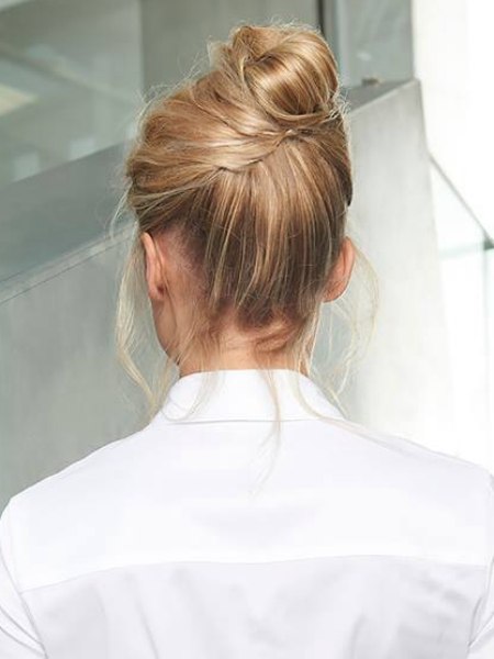 Zakelijke look met het haar in een knot