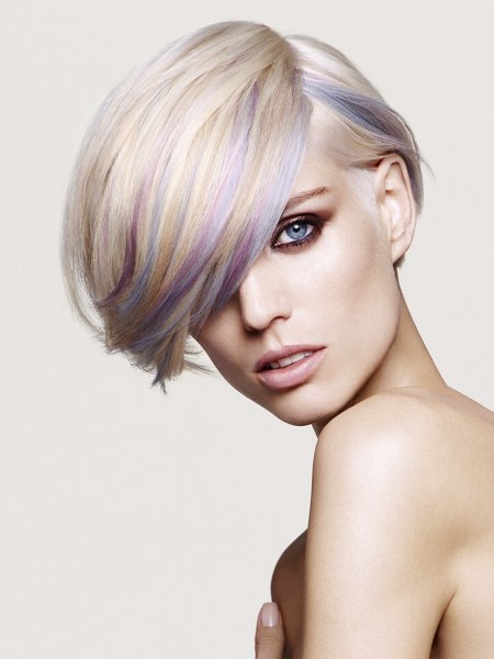 Kort blond haar met pastel stroken
